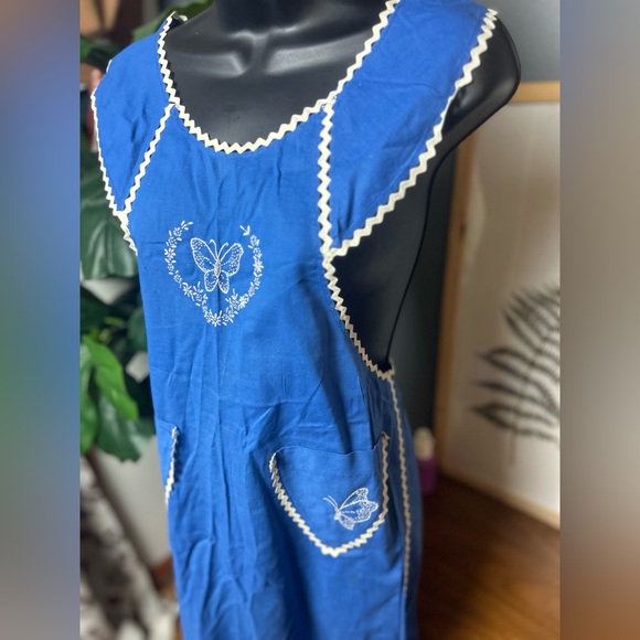 Vintage Butterfly Blue and White Apron - Picture 2 of 3